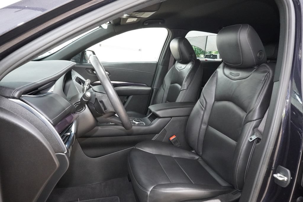 Used 2023 Cadillac XT4 Luxury w/ Cold Weather Package FWD image 25