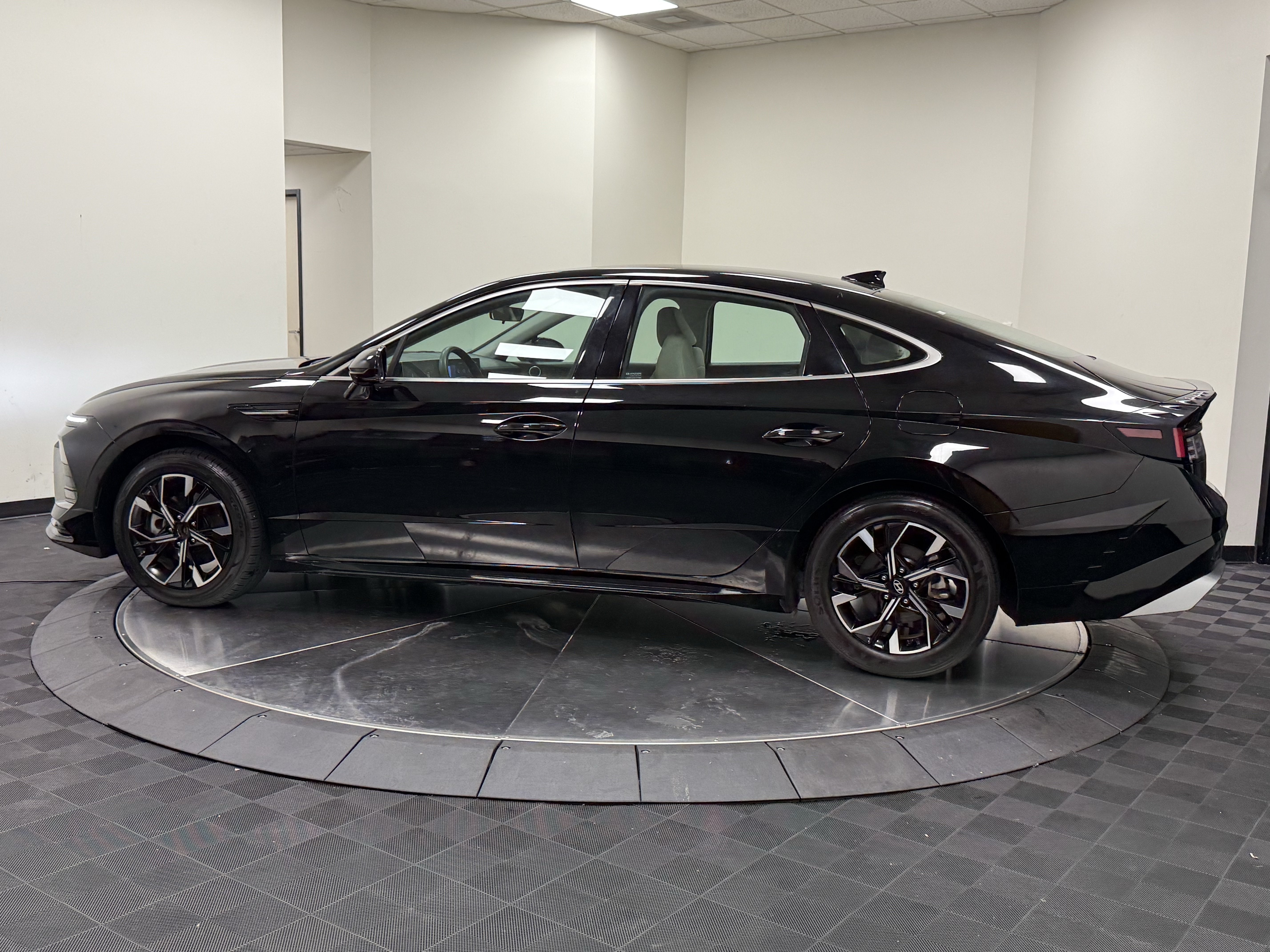 Used 2025 Hyundai Sonata SEL FWD image 4