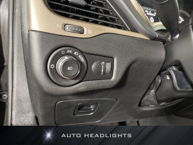 Used 2018 Jeep Cherokee Latitude w/ Safety Group AWD/4WD image 25