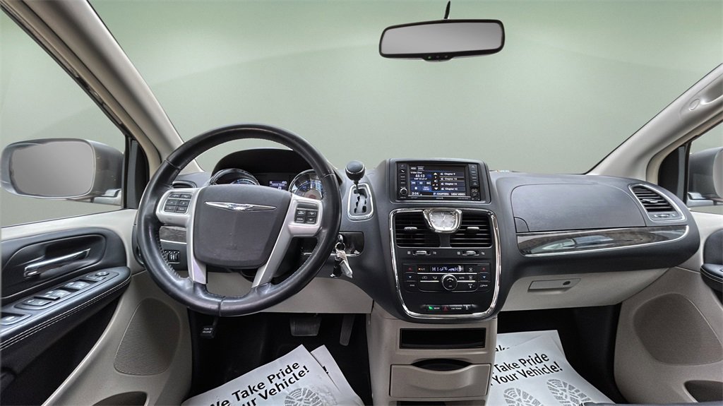 Used 2014 Chrysler Town & Country Touring image 13