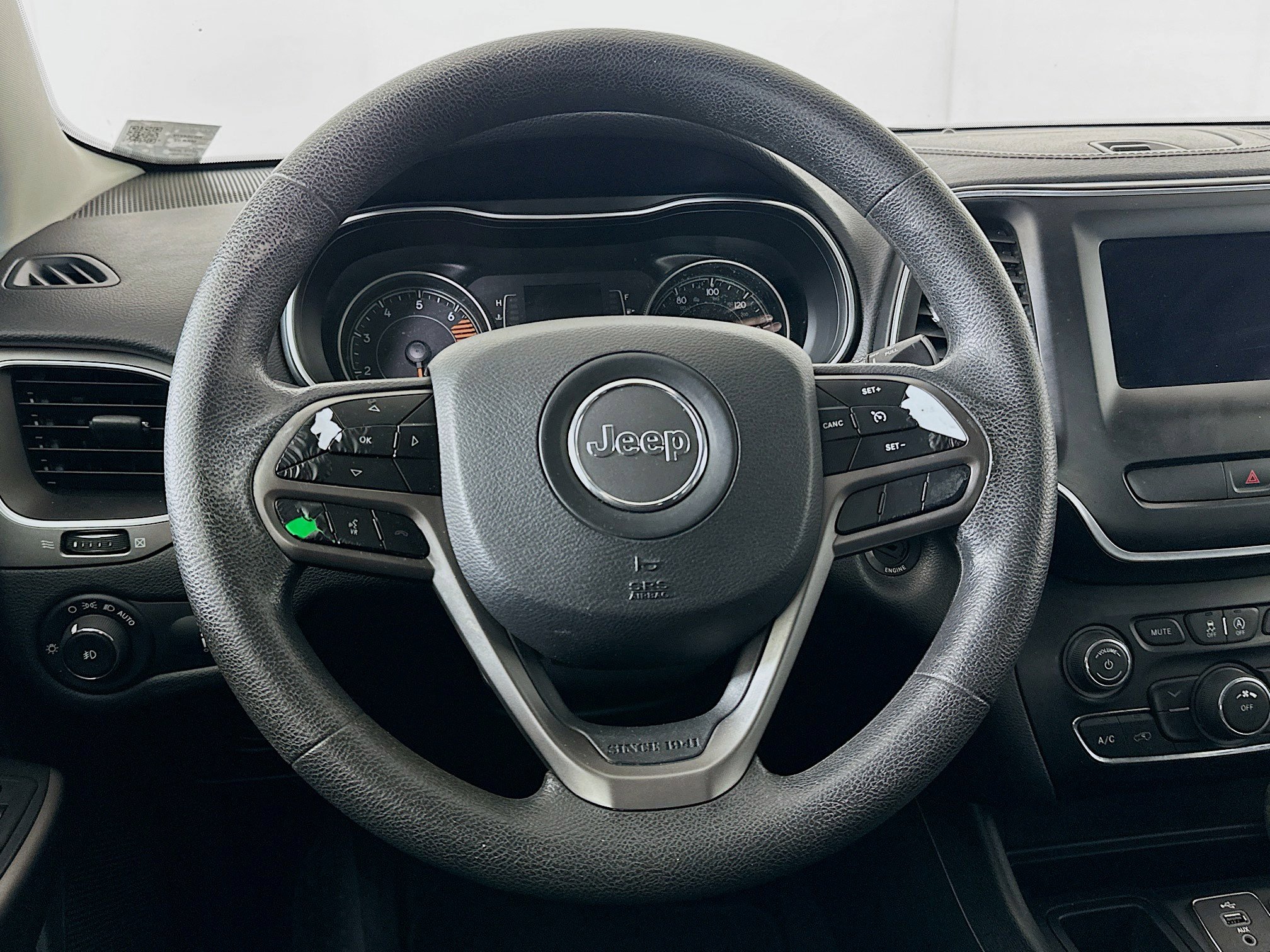 Used 2019 Jeep Cherokee Latitude w/ Popular Appearance Group FWD image 18