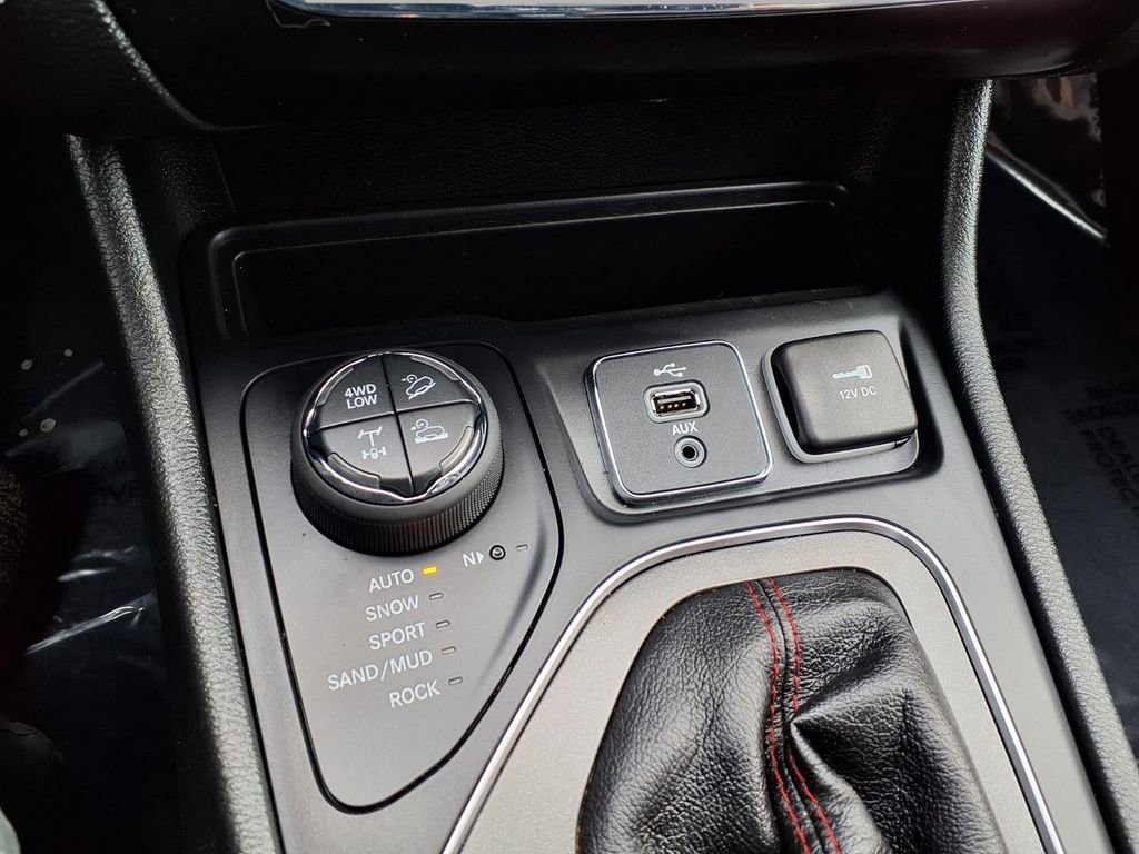 Used 2019 Jeep Cherokee Trailhawk image 10