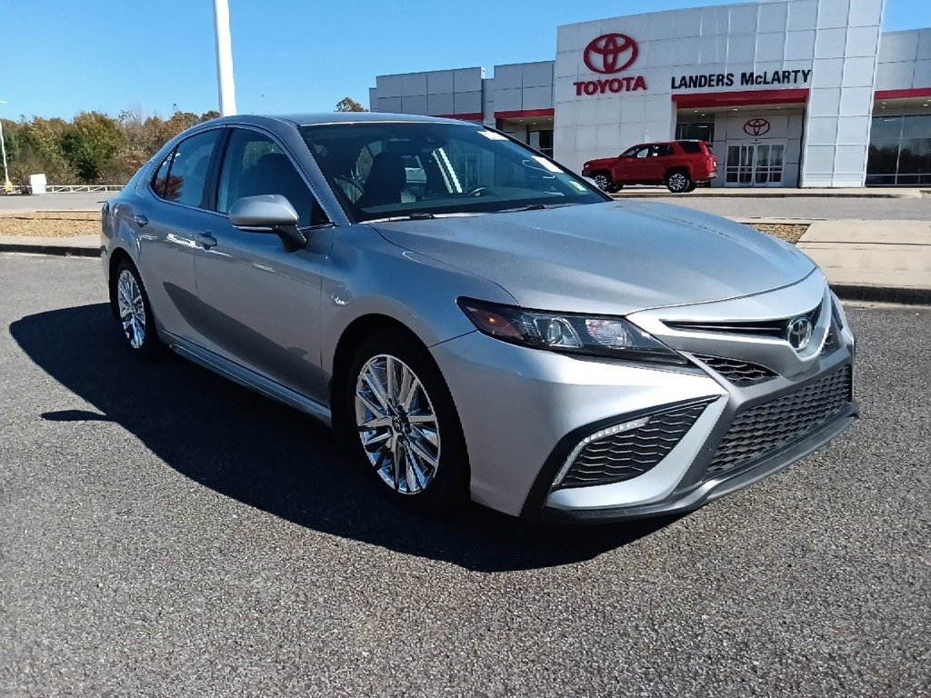 Used 2024 Toyota Camry SE image 1