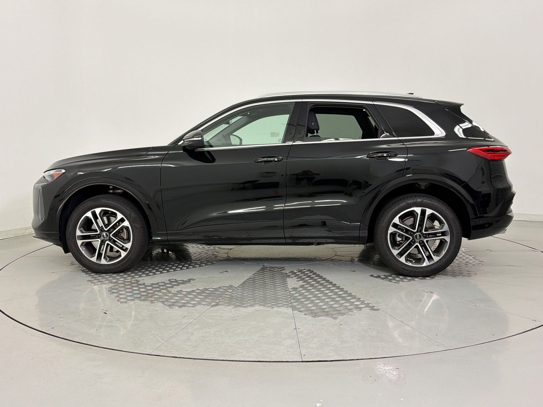 Used 2025 Audi Q5 Premium w/ Convenience Package image 2