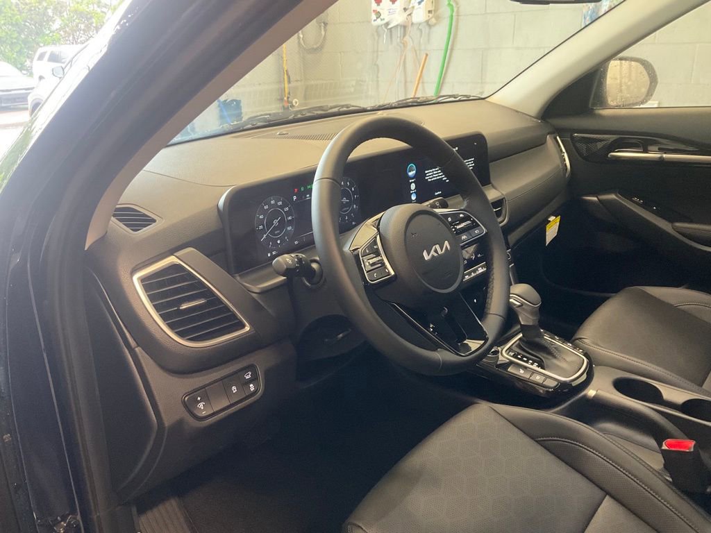 Certified 2025 Kia Seltos EX w/ EX Sunroof Package AWD/4WD image 12
