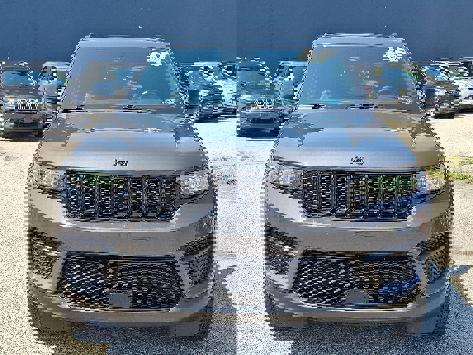 Used 2022 Jeep Grand Cherokee Altitude image 2