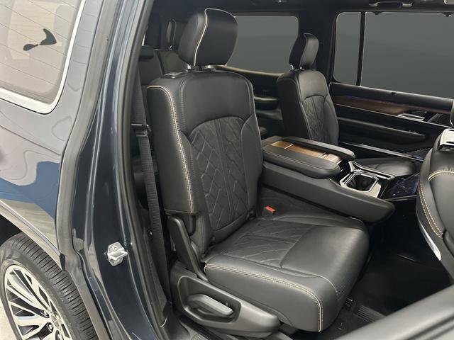 Used 2024 Jeep Grand Wagoneer Series III image 37