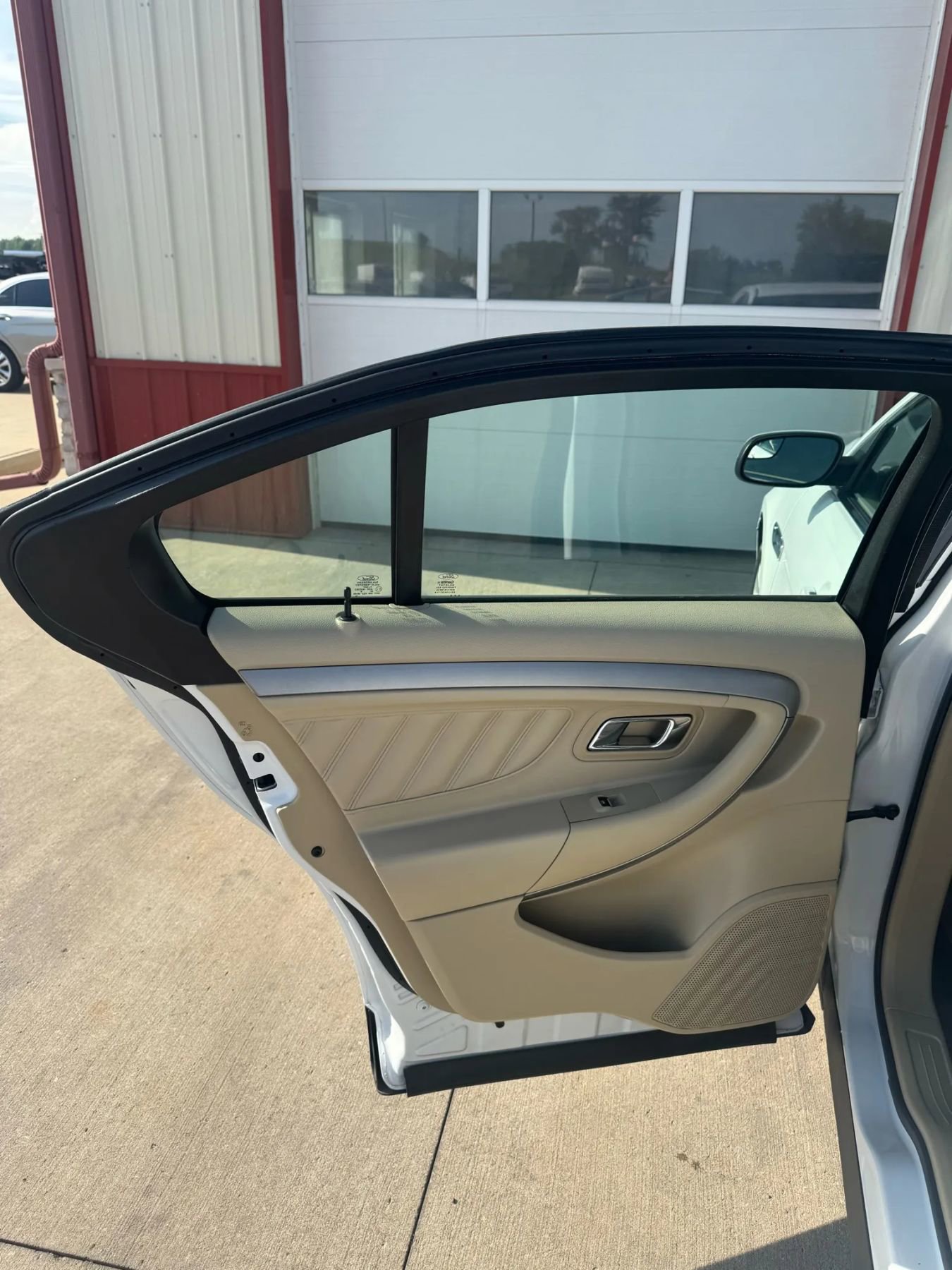 Used 2016 Ford Taurus SEL image 12