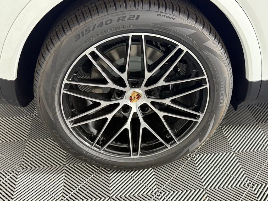 Certified 2025 Porsche Cayenne Coupe image 13