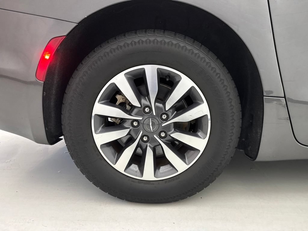 Used 2021 Chrysler Pacifica Touring-L FWD image 10