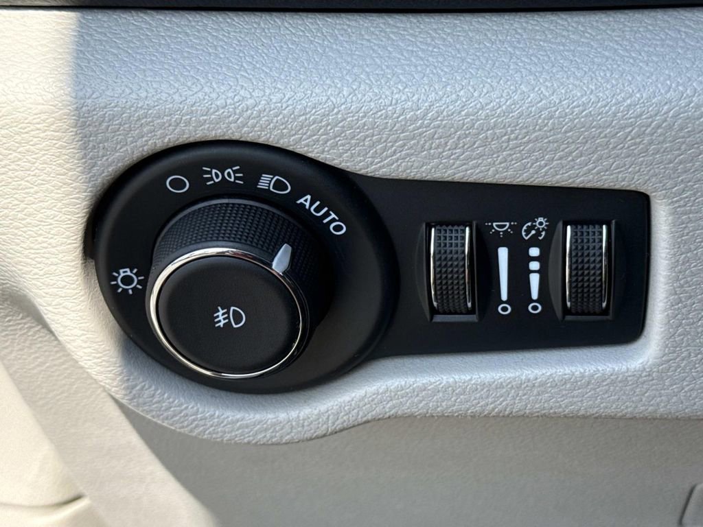 Used 2024 Chrysler Pacifica Touring-L image 44