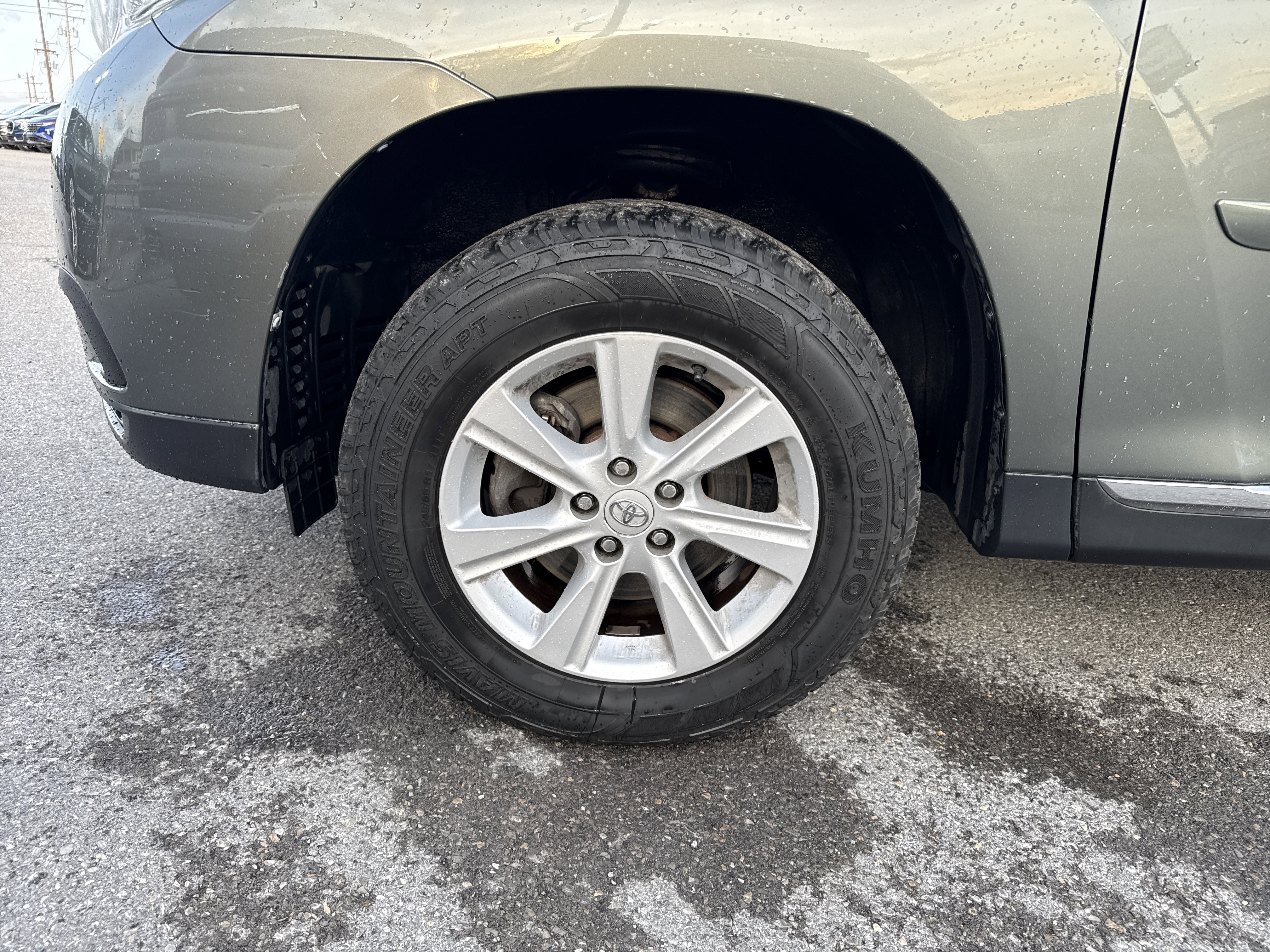 Used 2011 Toyota Highlander SE w/ Tow Pkg image 11