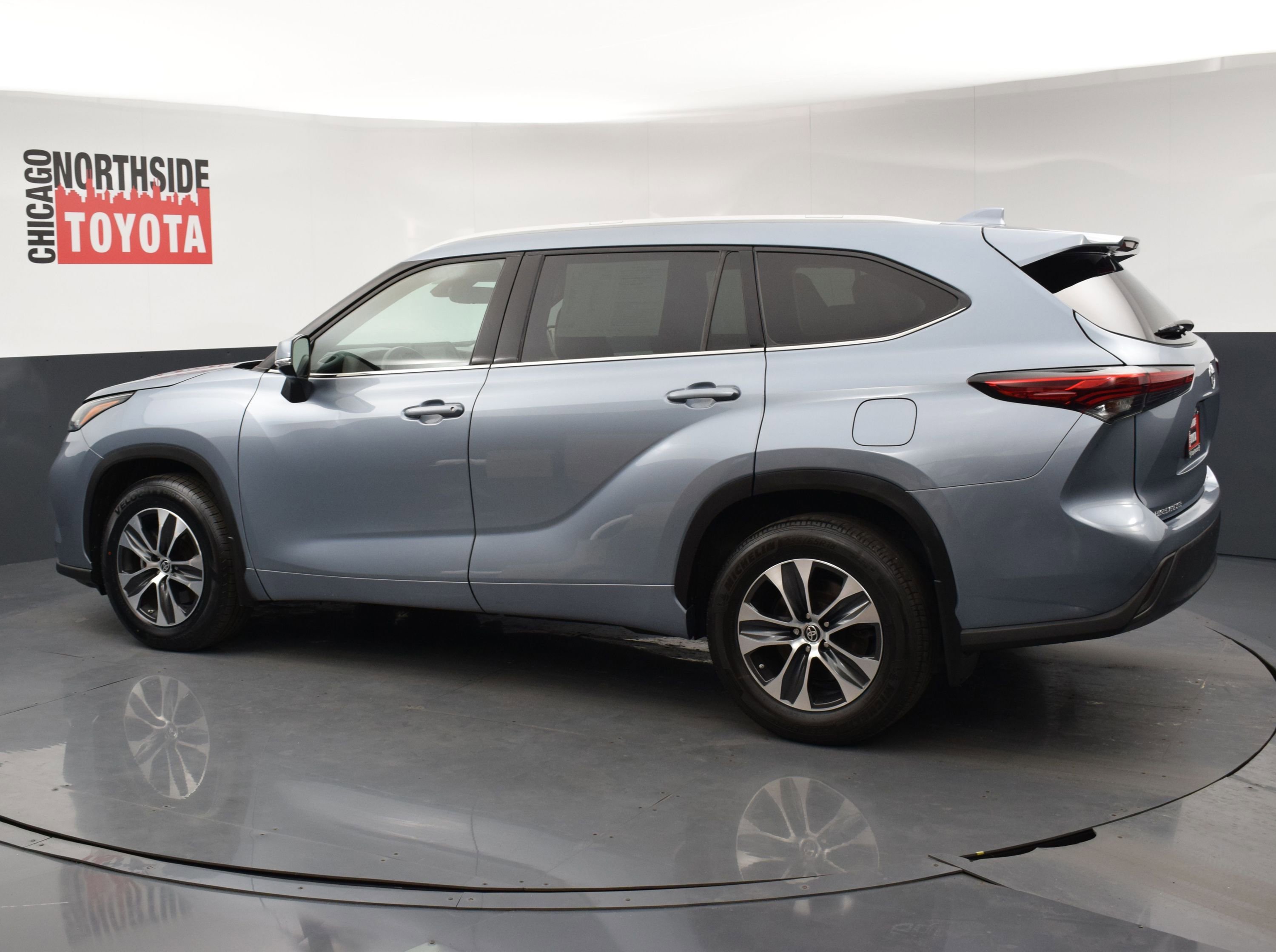 Used 2022 Toyota Highlander XLE AWD/4WD image 2