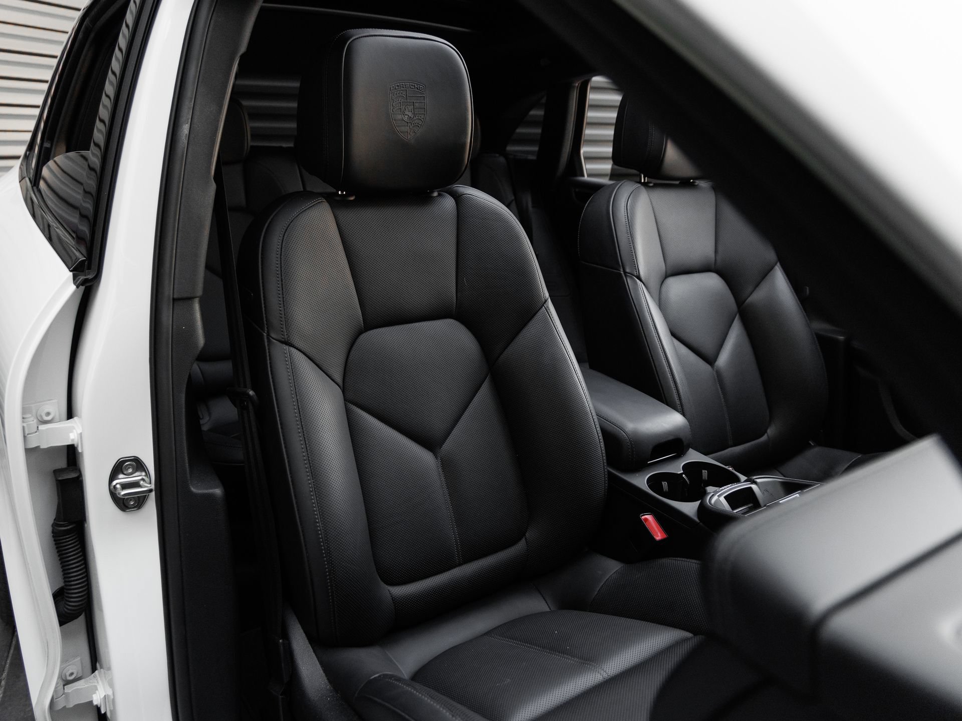 Certified 2025 Porsche Macan Turbo AWD/4WD image 35