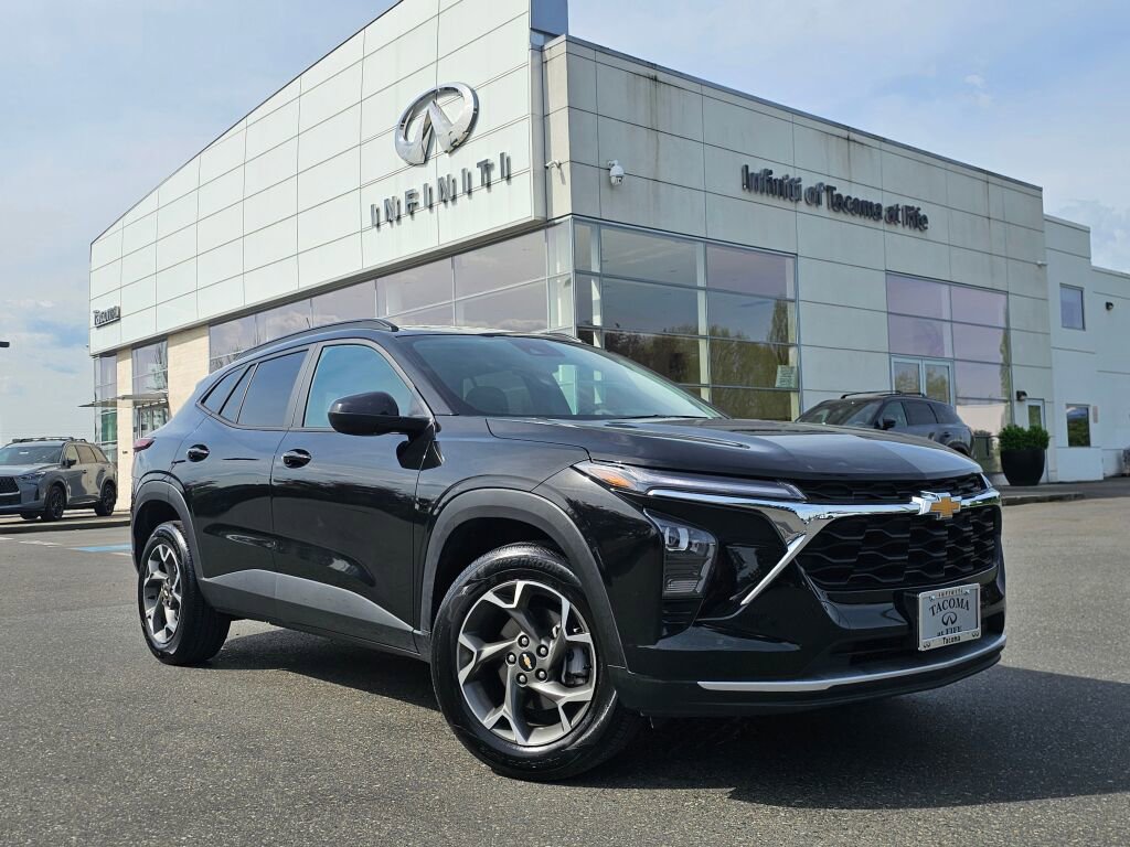 Used 2025 Chevrolet Trax LT w/ LT Convenience Package FWD image 2