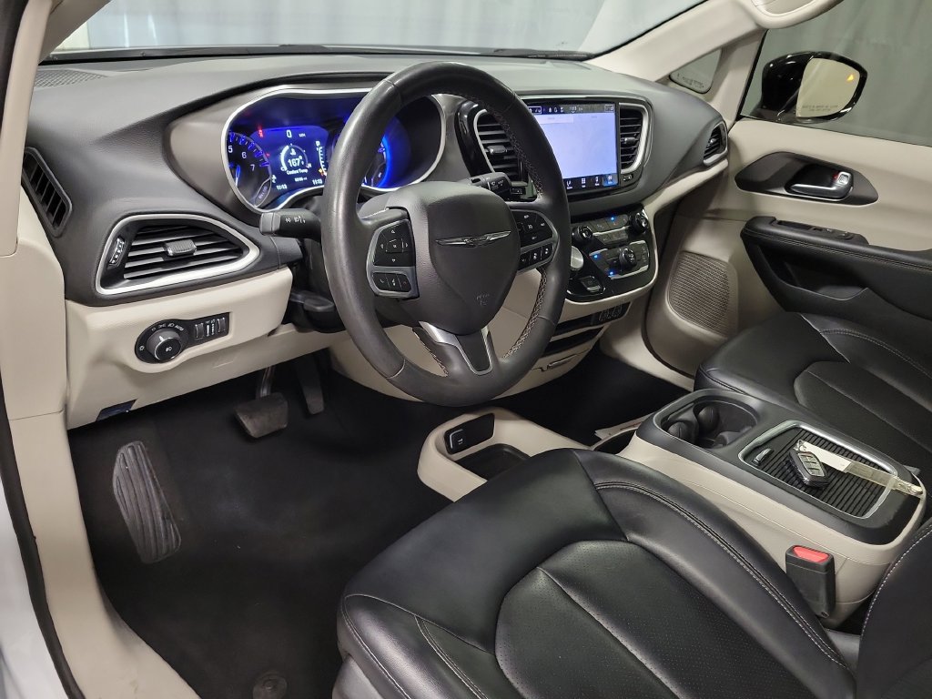 Used 2024 Chrysler Pacifica Touring-L FWD image 16