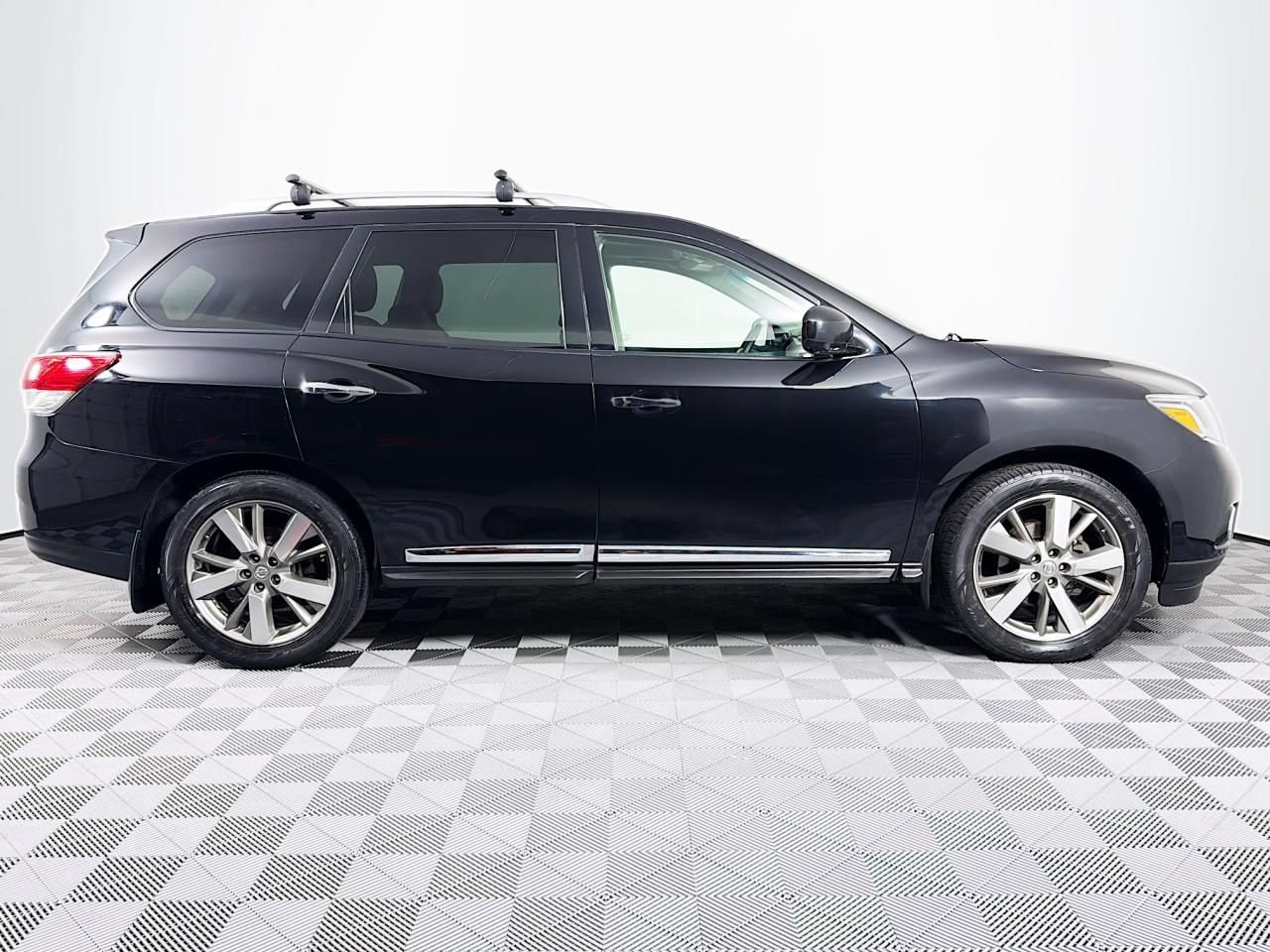 Used 2015 Nissan Pathfinder Platinum w/ Family Entertainment Package AWD/4WD image 26