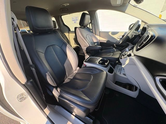Used 2024 Chrysler Pacifica Touring-L image 27