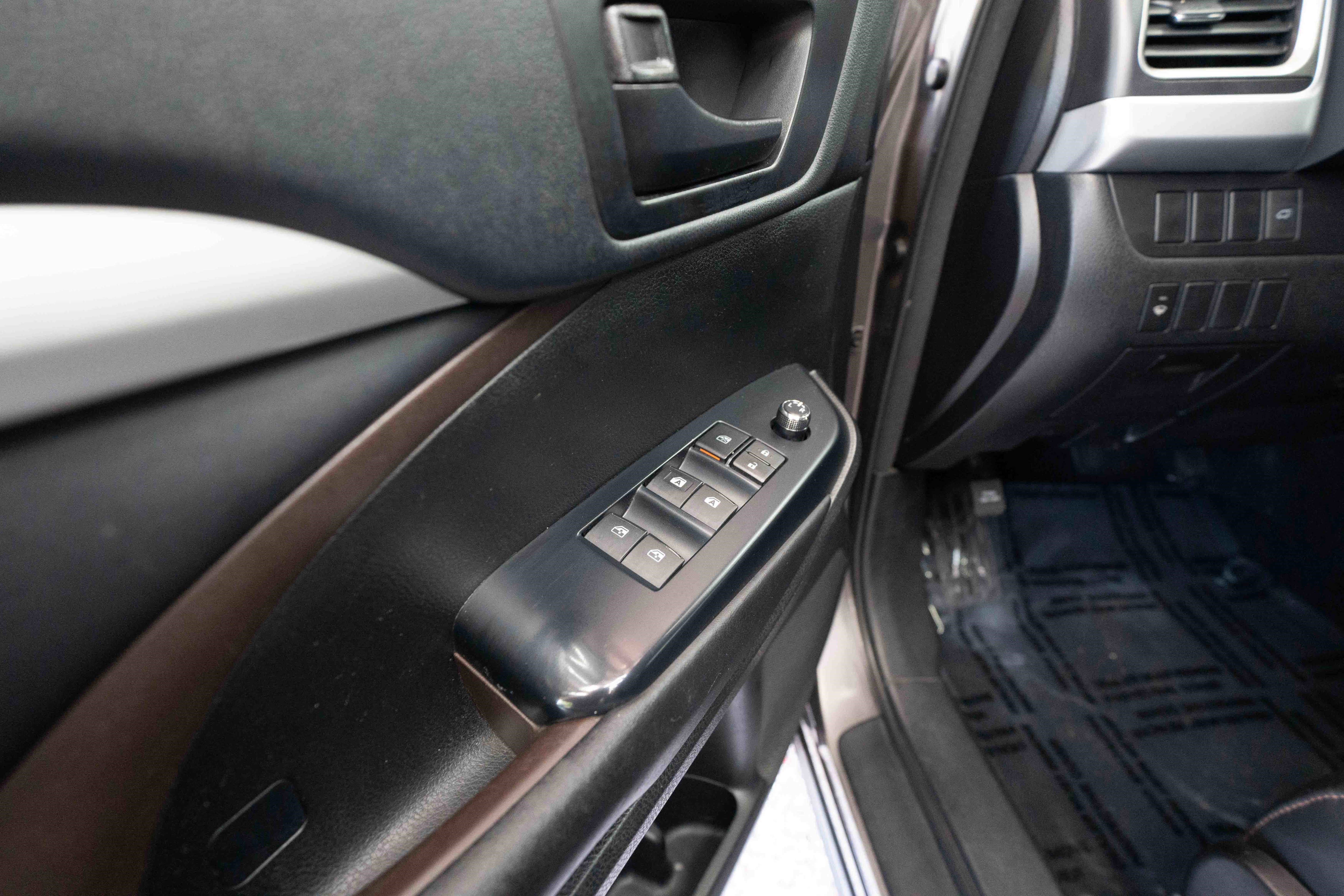 Used 2016 Toyota Highlander Plus AWD/4WD image 7
