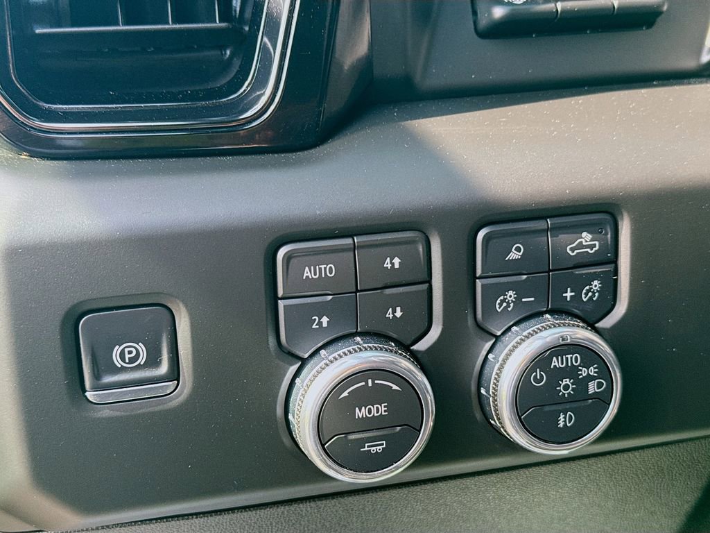 Used 2025 GMC Sierra 2500 AT4 w/ AT4 Premium Plus Package AWD/4WD image 14