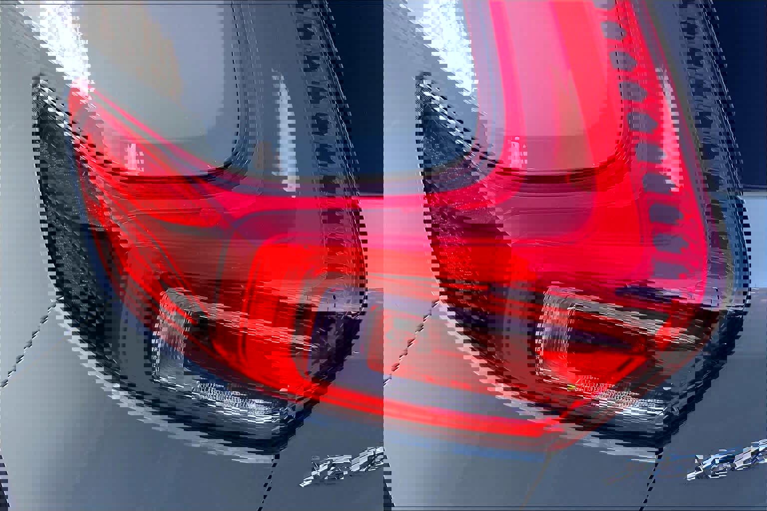 Used 2024 Volvo XC40 B5 Core image 28