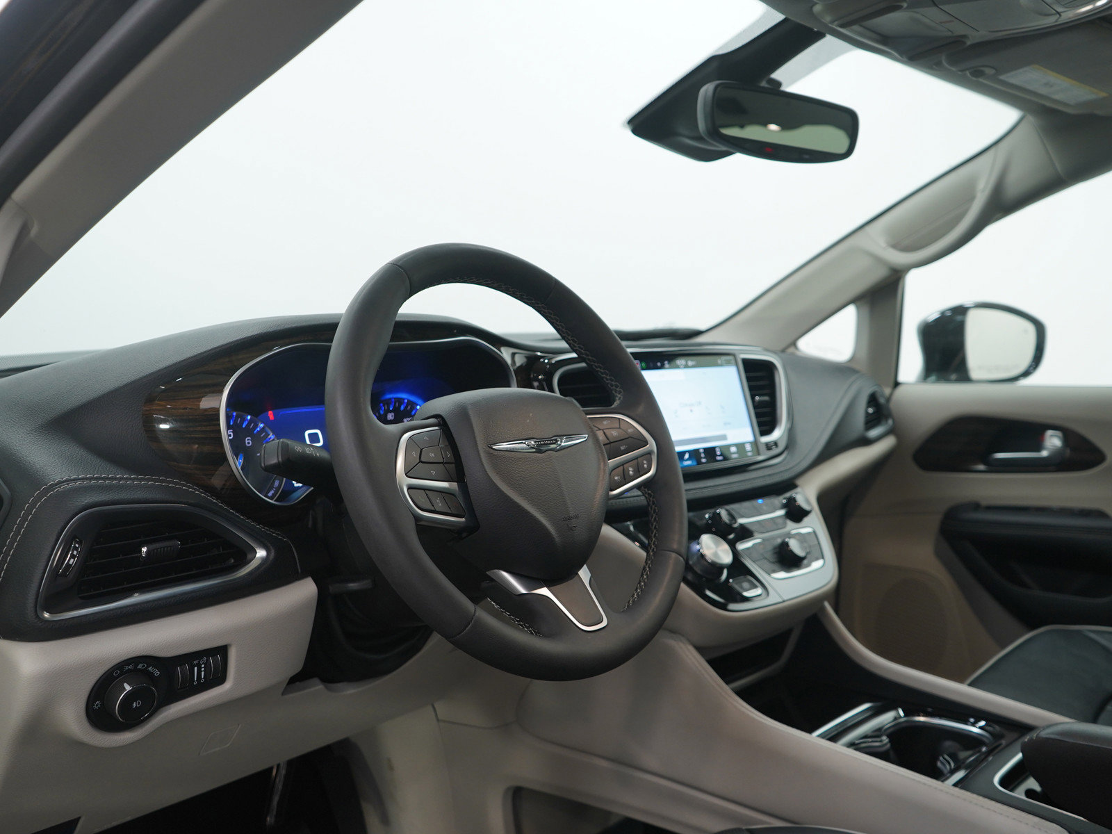 Used 2024 Chrysler Pacifica Limited image 16