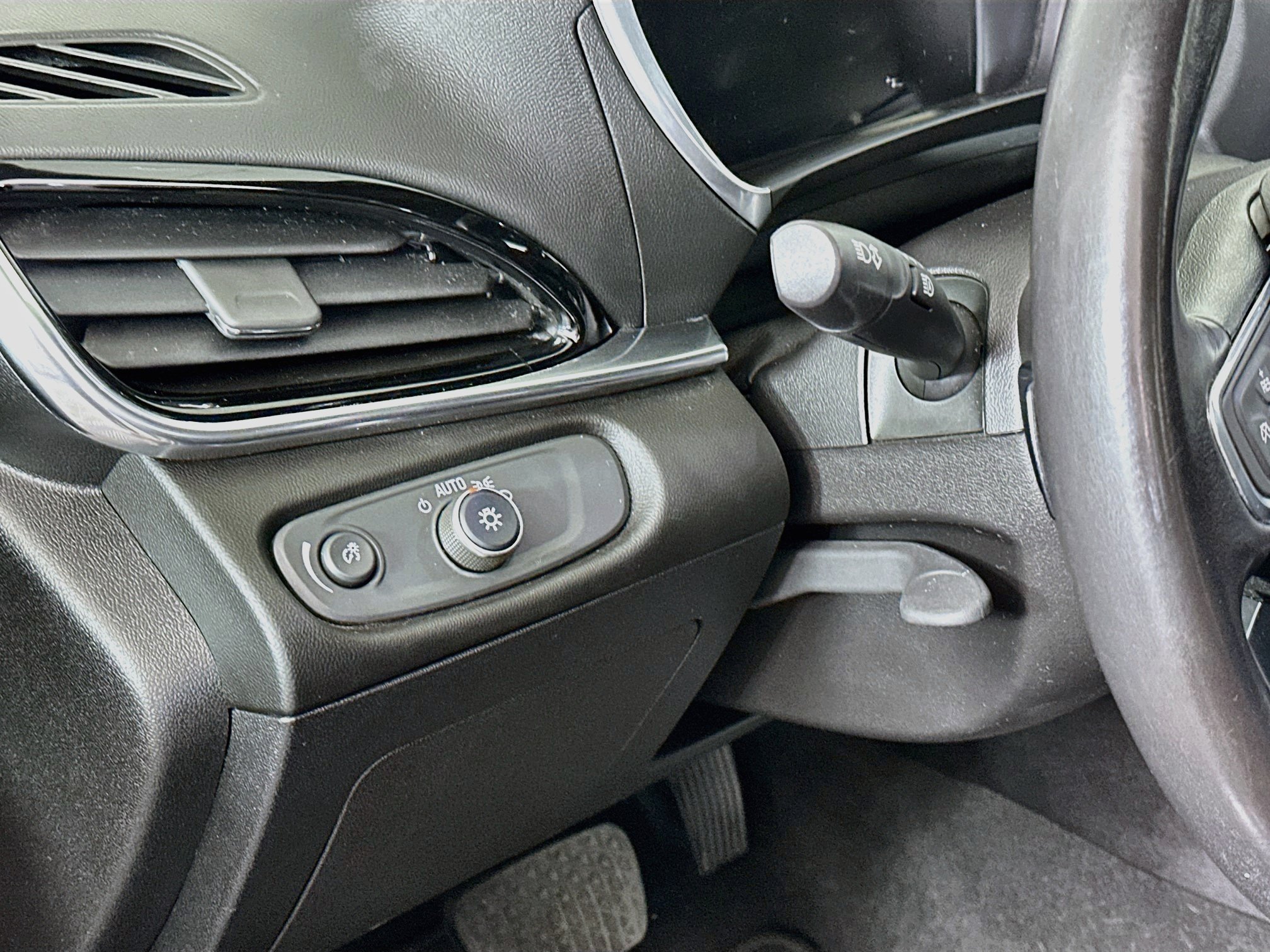 Used 2018 Chevrolet Volt Premier w/ Driver Confidence Package FWD image 17