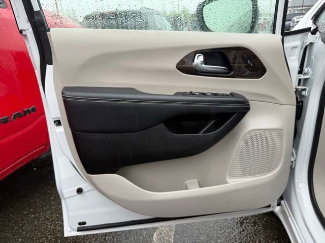 Used 2023 Chrysler Pacifica Limited FWD image 7