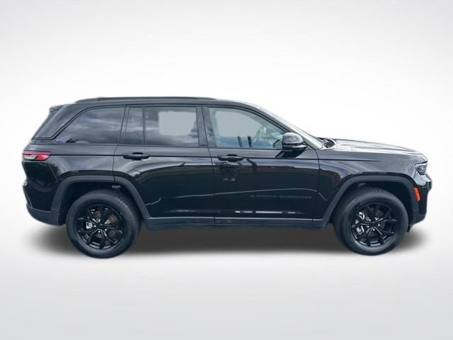 Used 2024 Jeep Grand Cherokee Altitude image 7