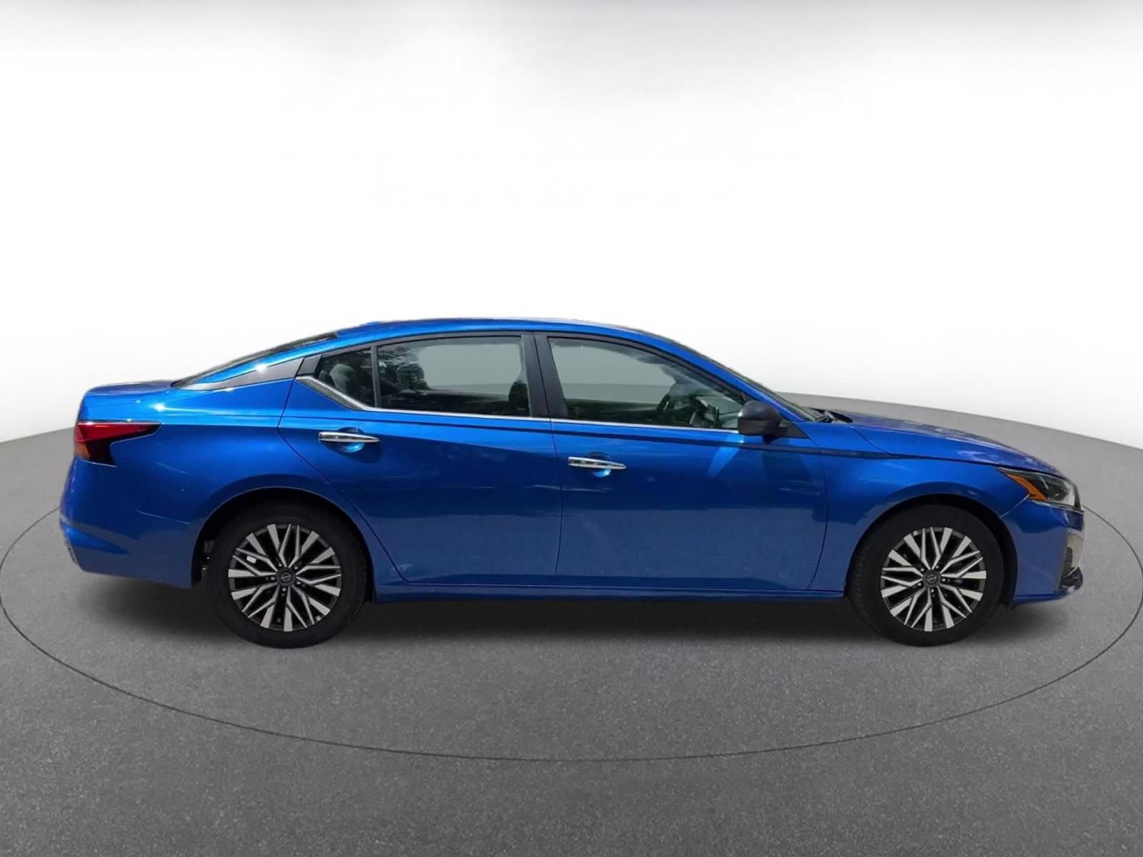 Used 2025 Nissan Altima 2.5 SV FWD image 13