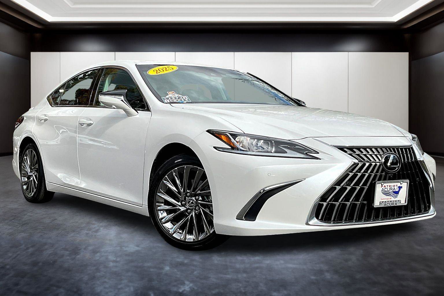 Used 2025 Lexus ES 300h w/ Luxury Package image 11