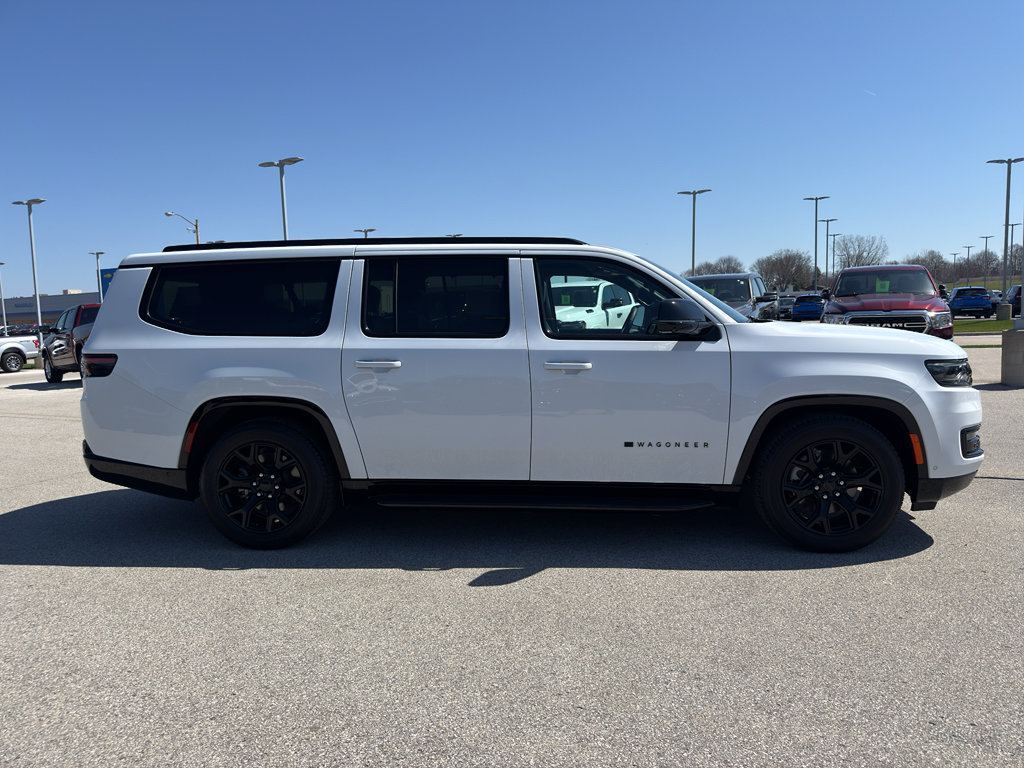 Used 2025 Jeep Wagoneer L Series II w/ Convenience Group I AWD/4WD image 4