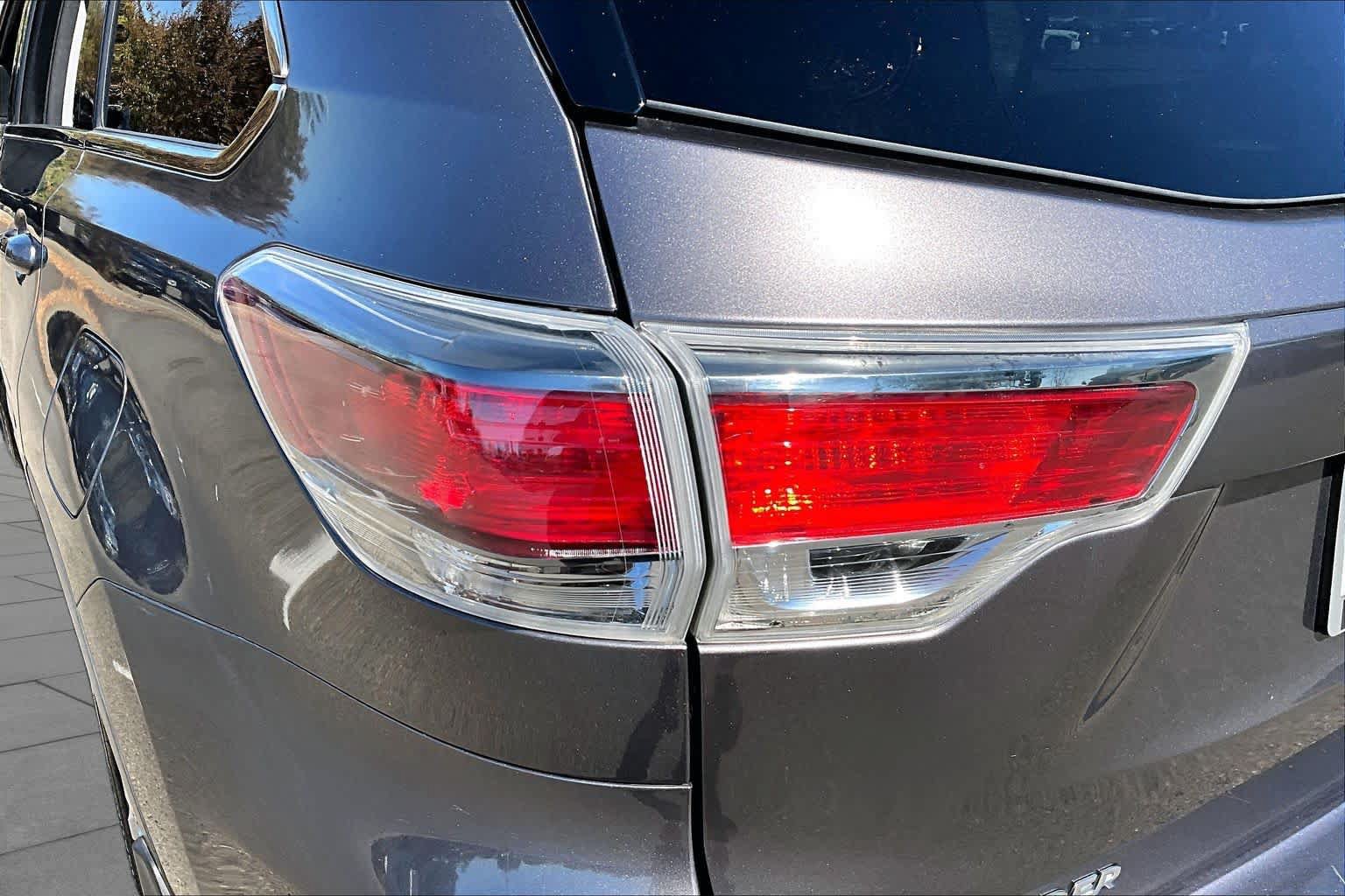 Used 2015 Toyota Highlander Limited AWD/4WD image 28