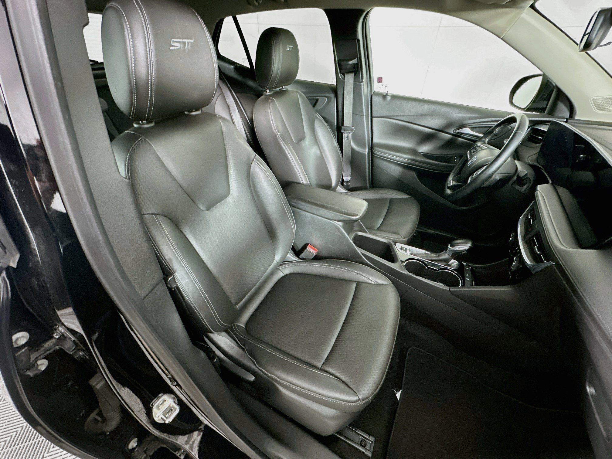 Used 2024 Buick Encore GX Sport Touring FWD image 29