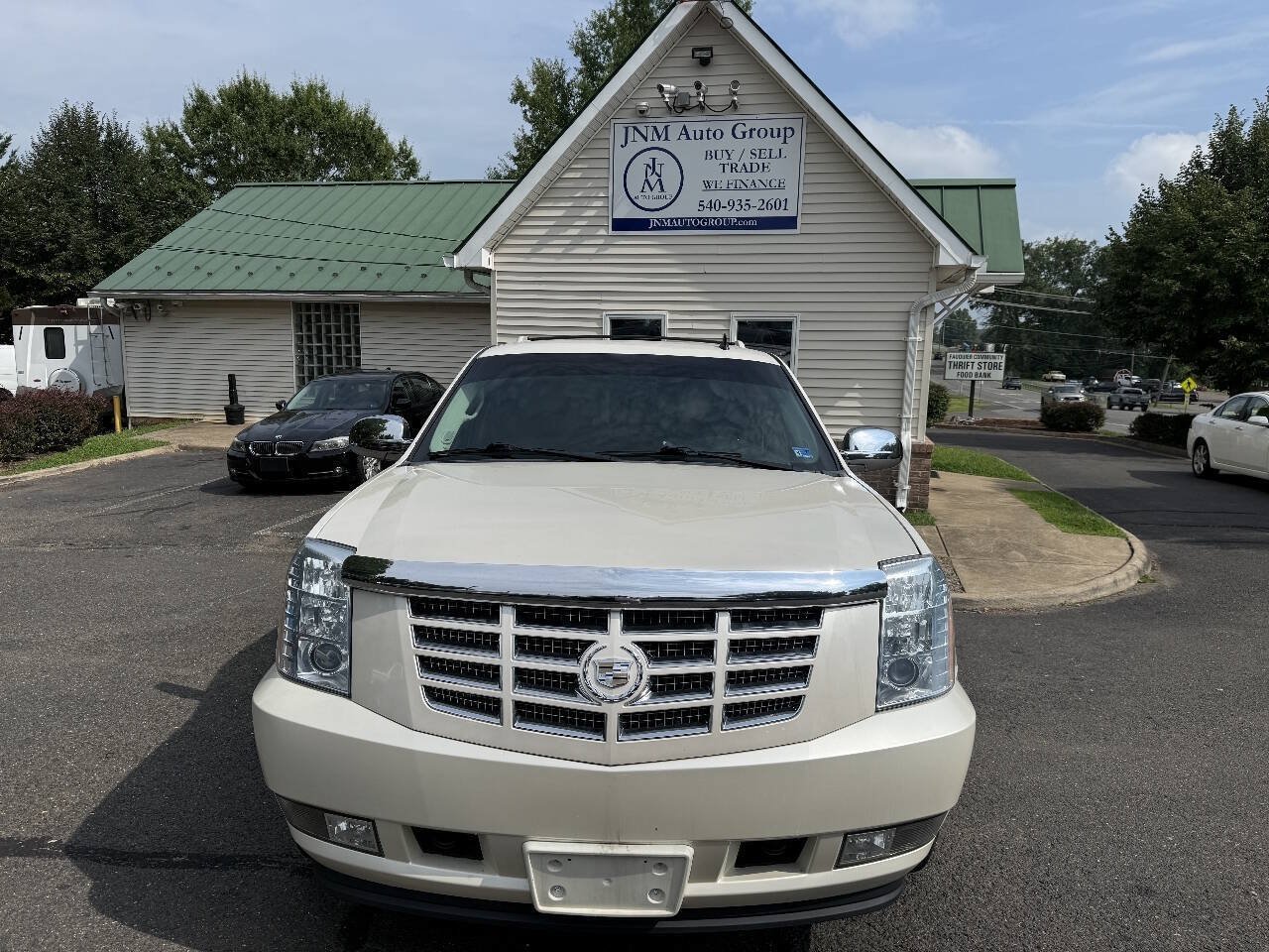 Used 2010 Cadillac Escalade 2WD image 2