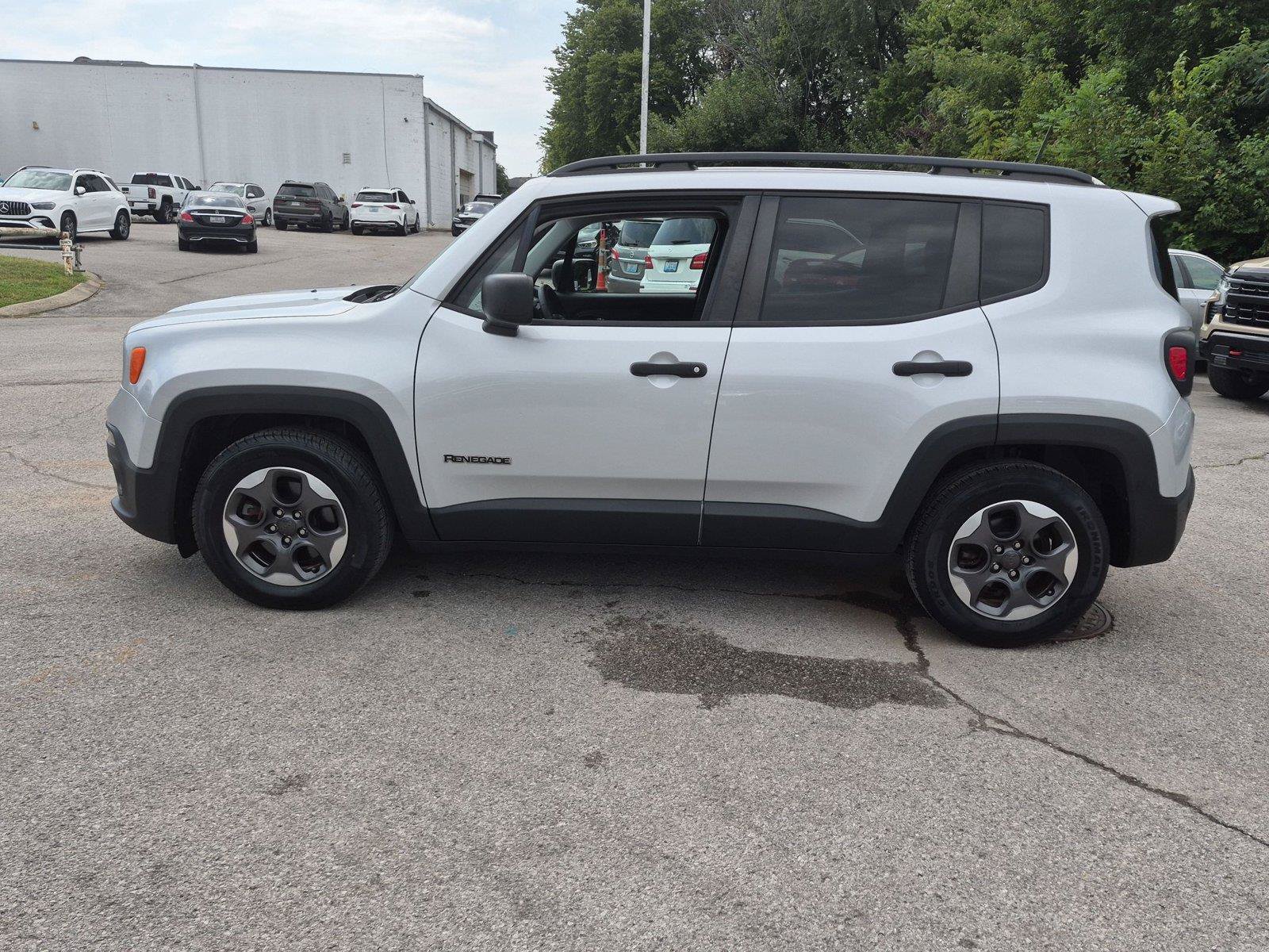 Used 2018 Jeep Renegade Sport w/ Power & Air Group FWD image 2