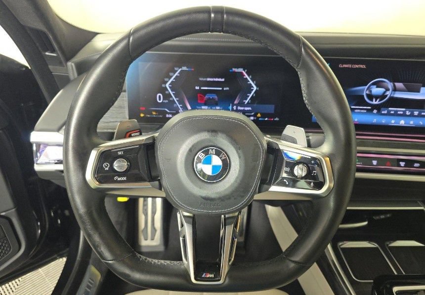 Used 2023 BMW 760i xDrive w/ Luxury Rear Seating Package AWD/4WD image 3