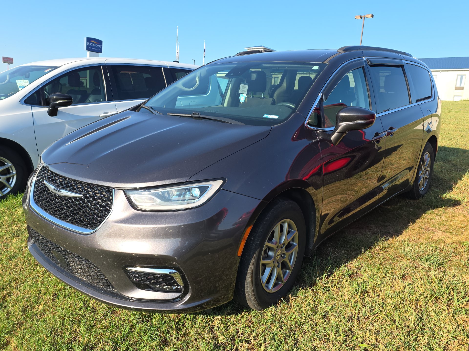 Used 2021 Chrysler Pacifica Touring FWD image 3