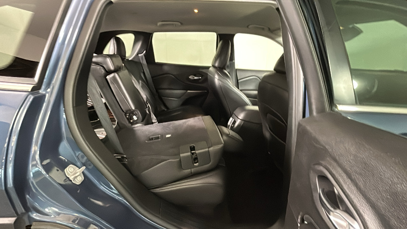 Used 2020 Jeep Cherokee Limited AWD/4WD image 34