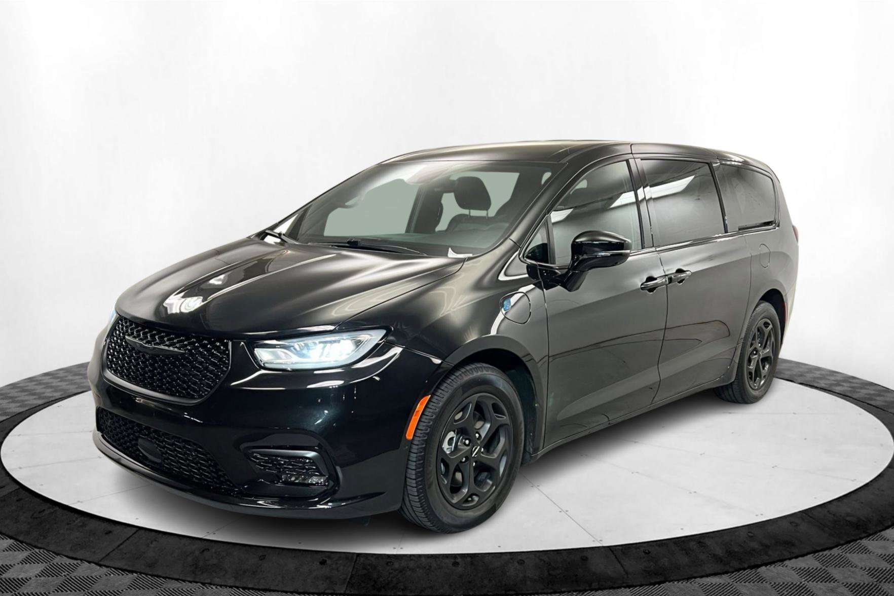 Used 2024 Chrysler Pacifica Limited w/ Uconnect Theater Family Group