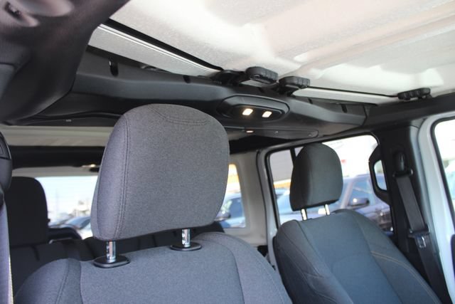 Used 2025 Jeep Wrangler Unlimited Sahara AWD/4WD image 33
