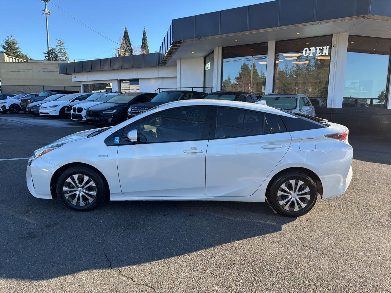 Used 2017 Toyota Prius Four Touring image 2