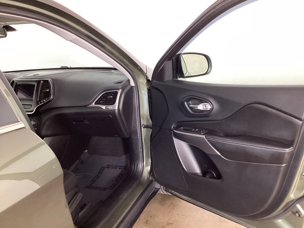 Used 2019 Jeep Cherokee Latitude w/ Cold Weather Group AWD/4WD image 22