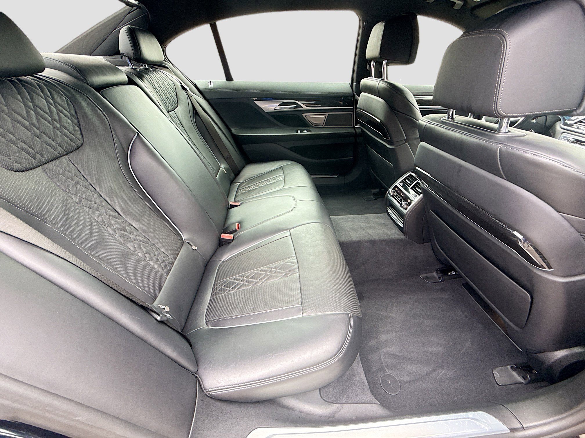 Used 2019 BMW 750i image 27