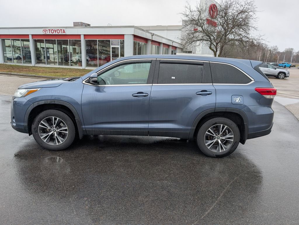 Used 2019 Toyota Highlander LE image 2