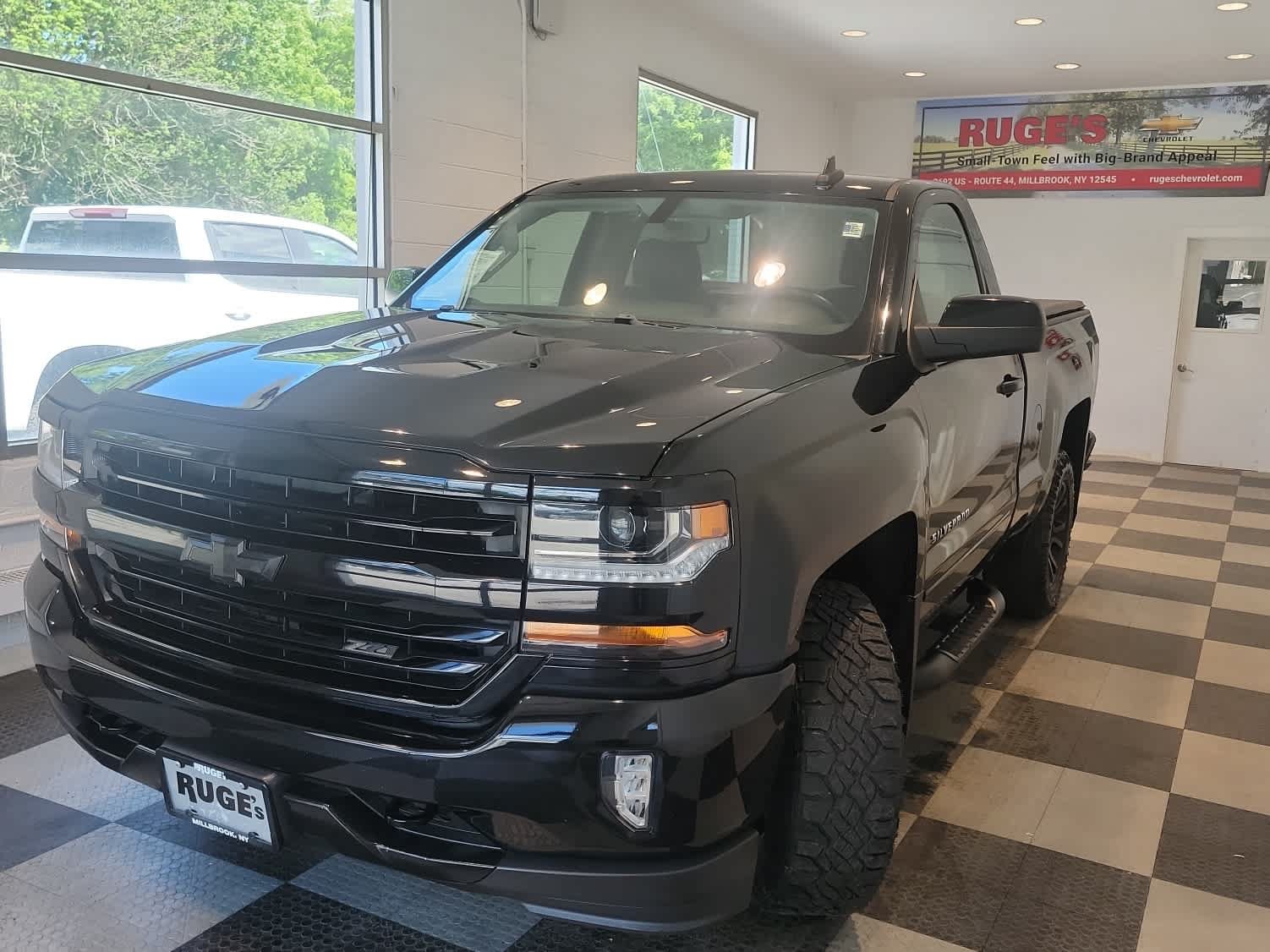 Used 2018 Chevrolet Silverado 1500 LT w/ LT Convenience Package AWD/4WD image 2