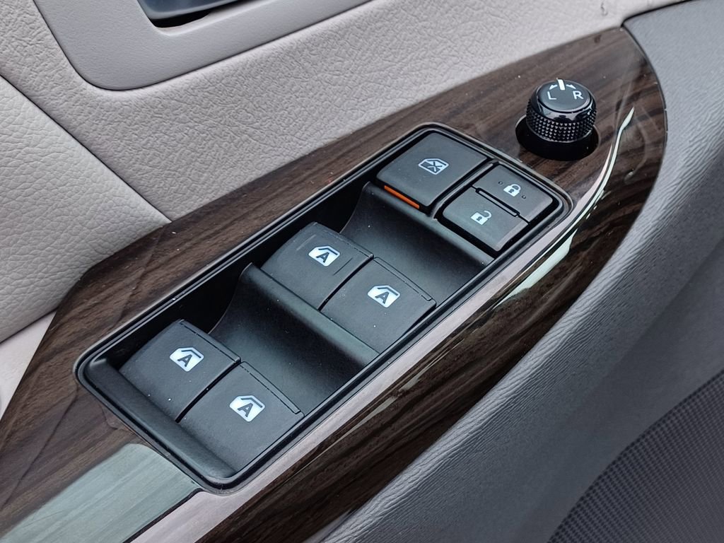 Used 2018 Toyota Sienna XLE FWD image 11