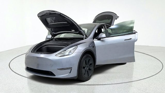 Used 2025 Tesla Model Y Long Range RWD image 12