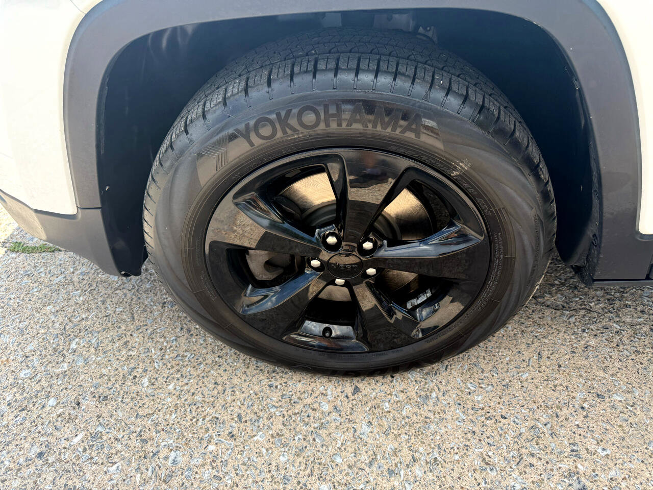 Used 2017 Jeep Cherokee High Altitude w/ Luxury Group image 17