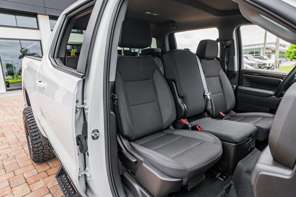 Used 2025 Chevrolet Silverado 1500 LT AWD/4WD image 33